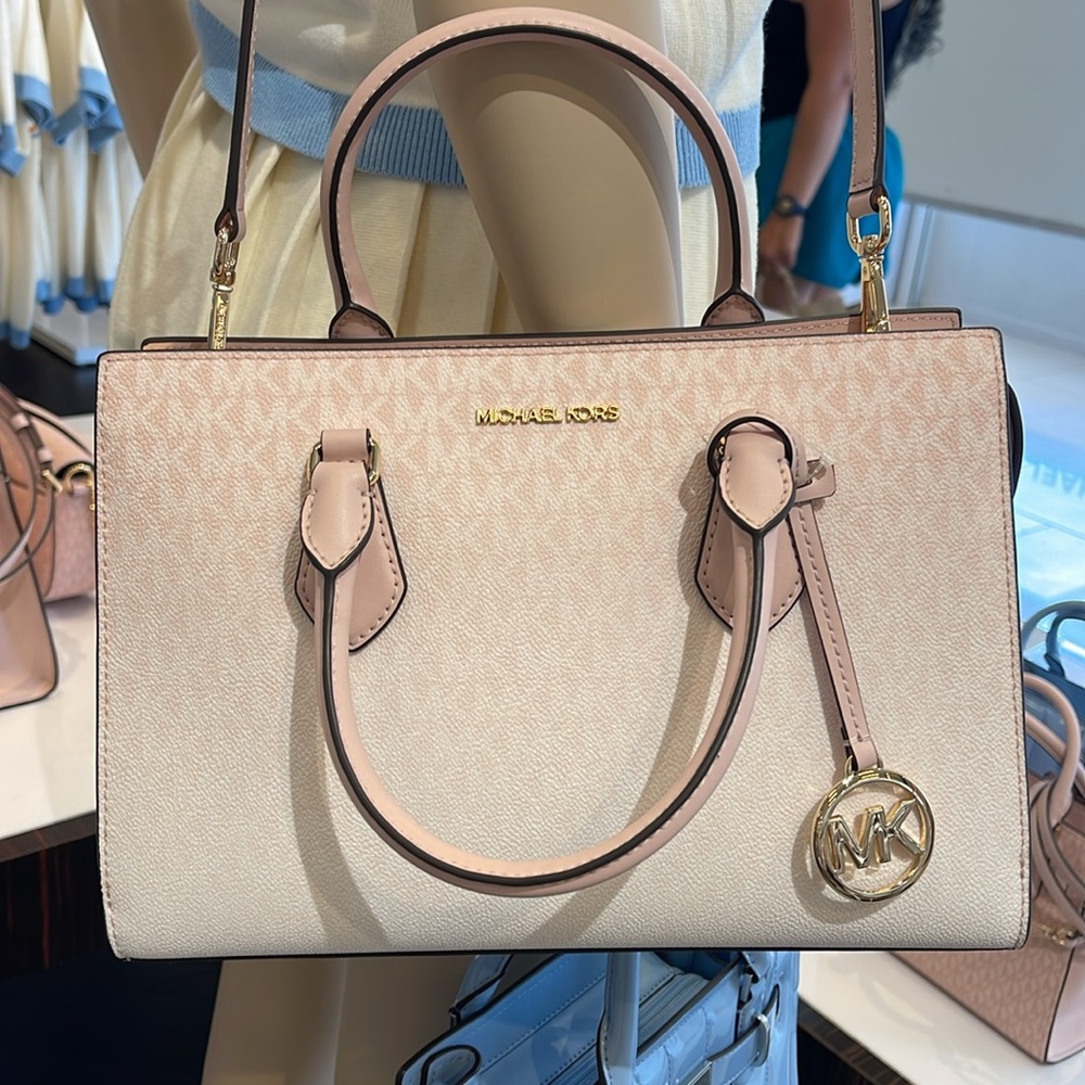 MICHAEL KORS Sheila Md Ombré Signature Logo Satchel Crossbody Bag
Powder Blush - Picture 12 of 16